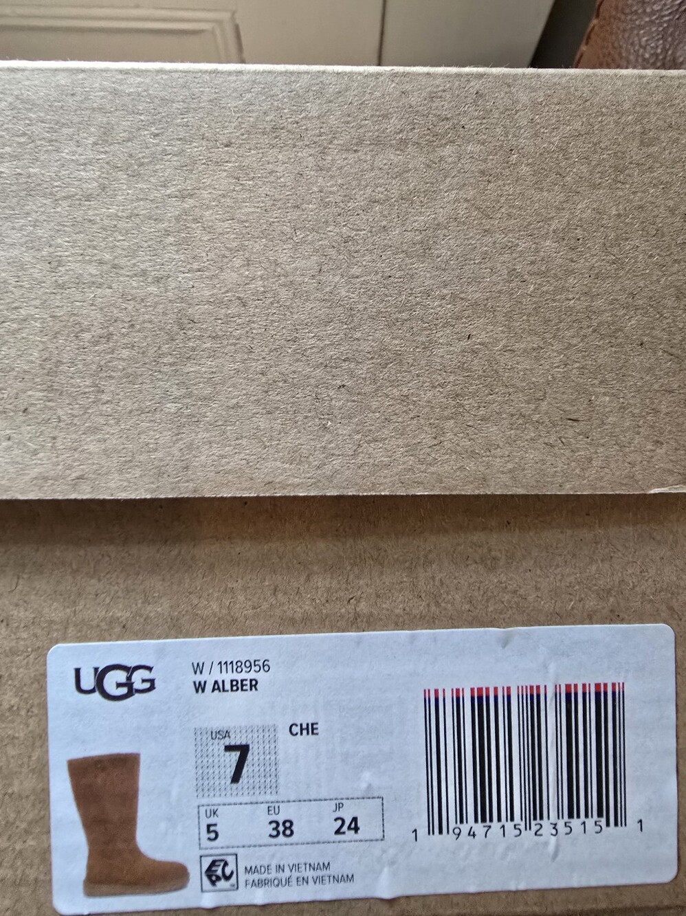 UGG Chestnut Box Label with Boot Illustration